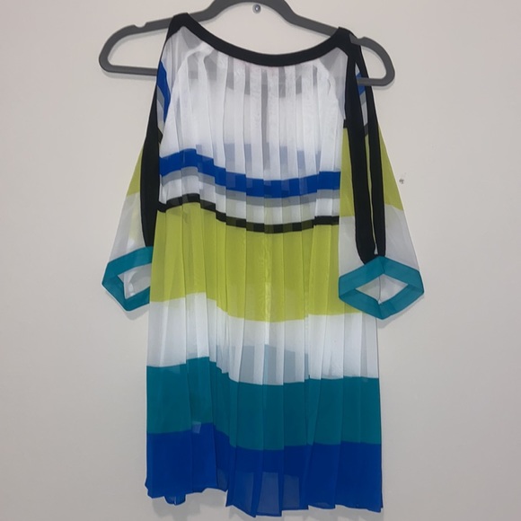 Jennifer Lopez ribbed color block blouse - Picture 8 of 9